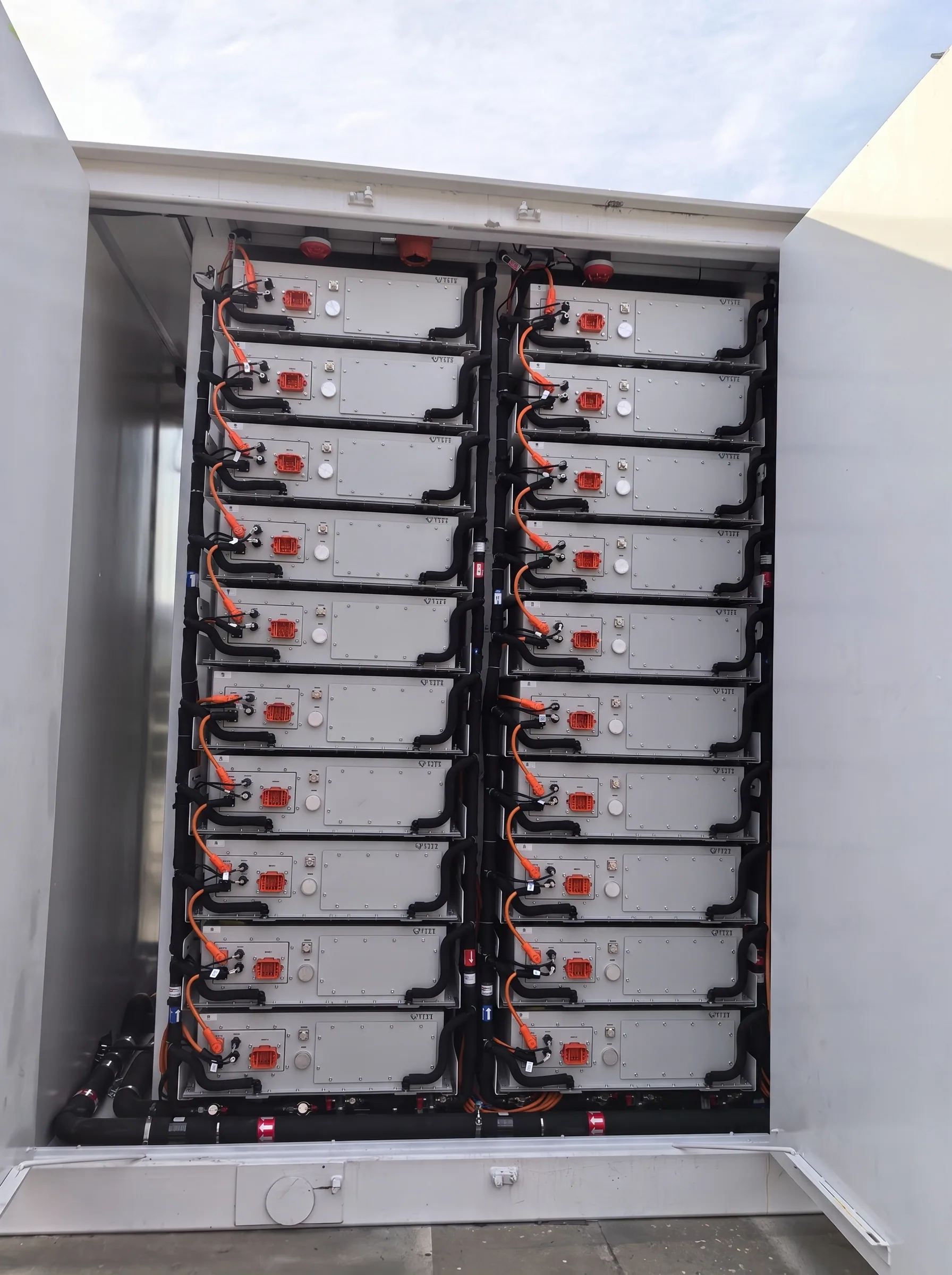 Recreación digital de un parque solar con un contenedor de baterías al lado